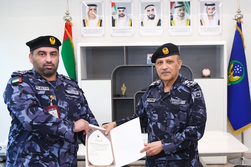 نائب قائد عام شرطة رأس الخيمة يُكرّم موظفًا متميزًا 